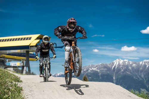 Mit der richtigen Downhill Fahrtechnik den Bikepark erobern